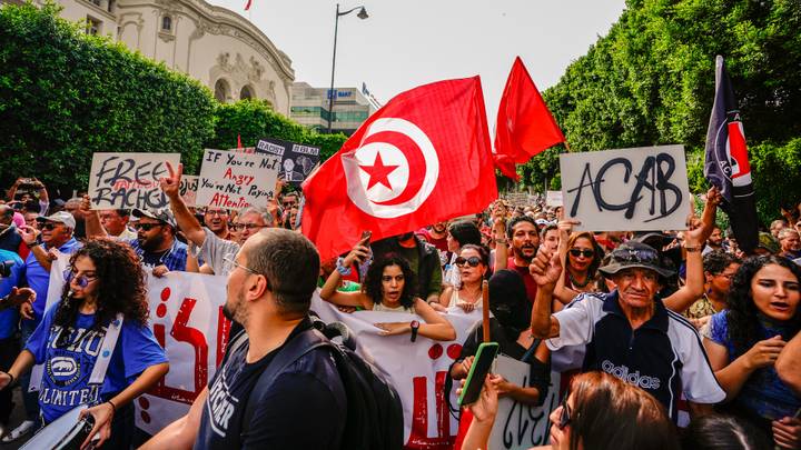 Tunisie : Manifestation contre la proposition de retirer le contrôle des élections à la Cour suprême